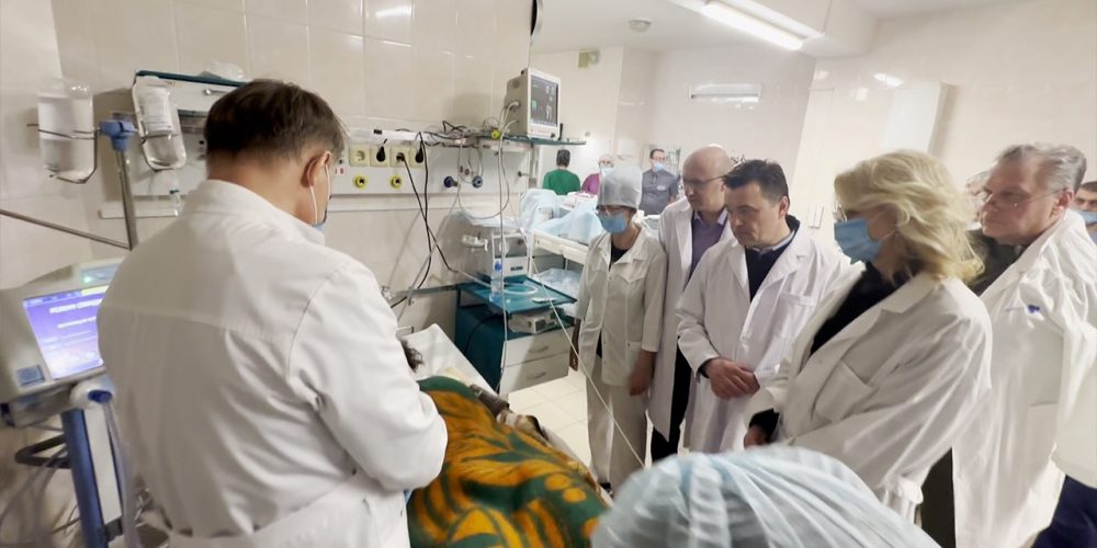 Священники будут дежурить в больницах, куда привозят пострадавших при теракте в Красногорске