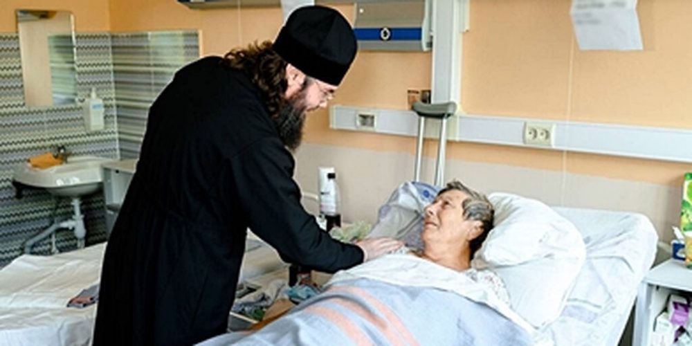 Наместник Троице-Сергиевой лавры посетил в больнице пострадавших при взрыве в Сергиевом Посаде