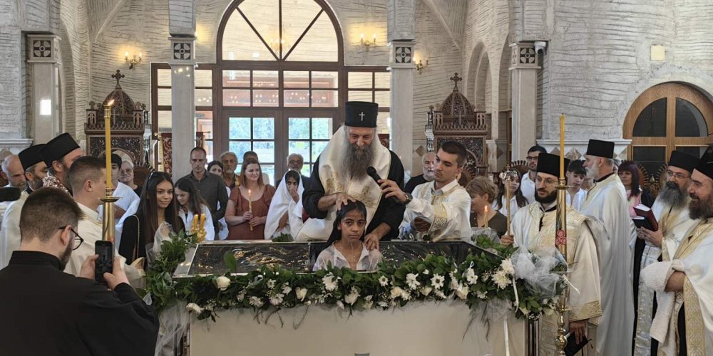 Патриарх Порфирий совершил массовое крещение школьников