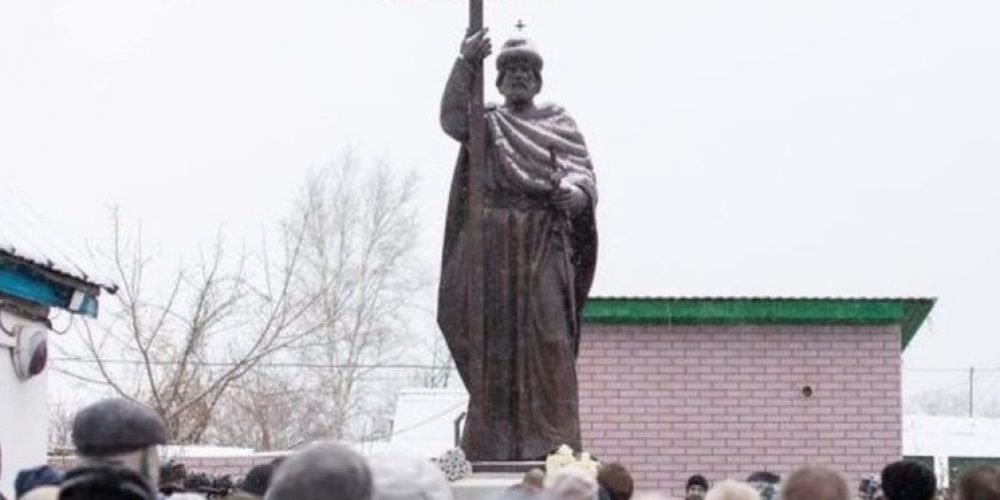 В Комсомольске-на-Амуре установили памятник князю Владимиру