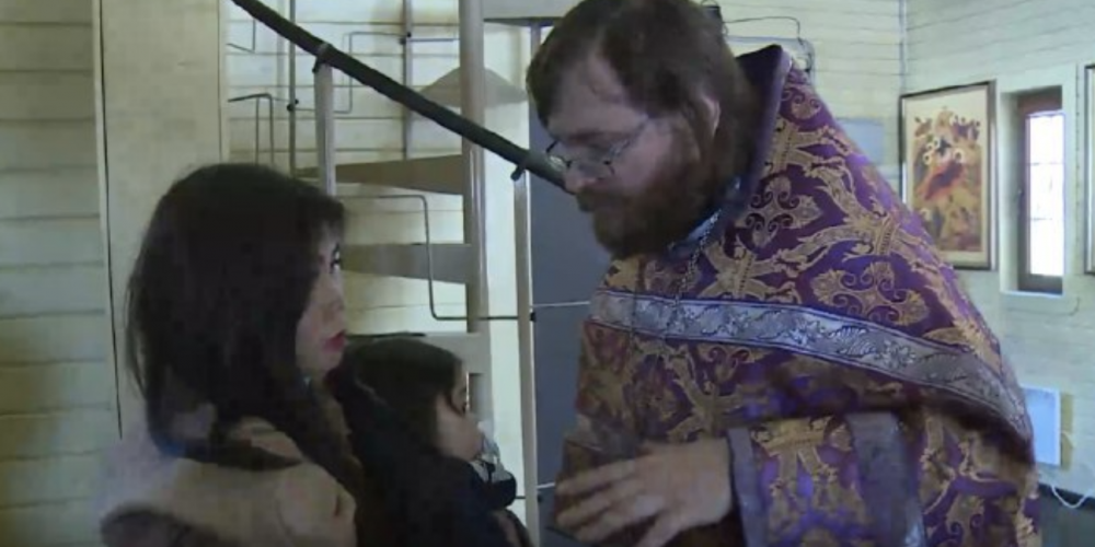 «Помочь стать частью общества»: как православный священник помогает беженцам освоиться в России