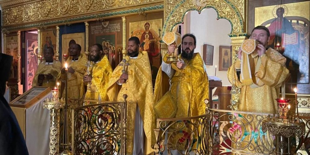 Священнослужители Экзархата Африки совершили Литургию в одном из московских монастырей