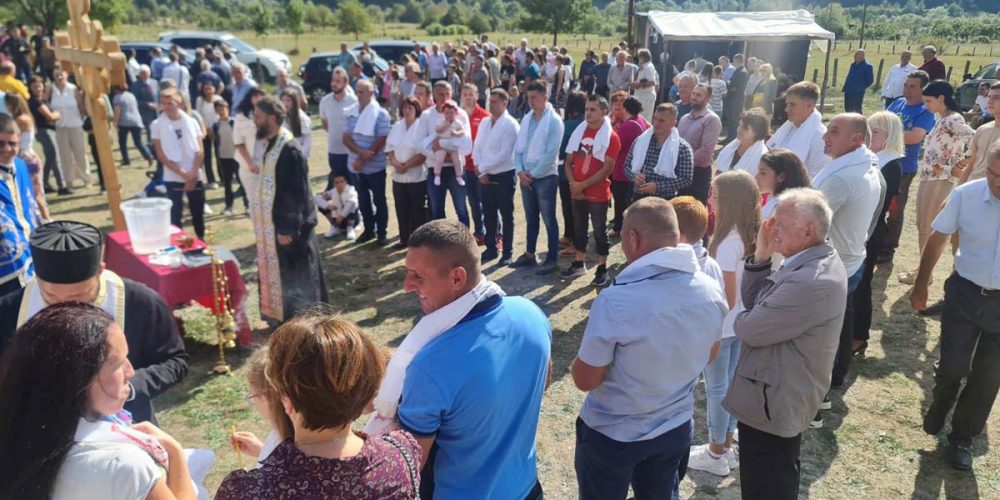 В черногорской деревне после закладки храма состоялось массовое крещение