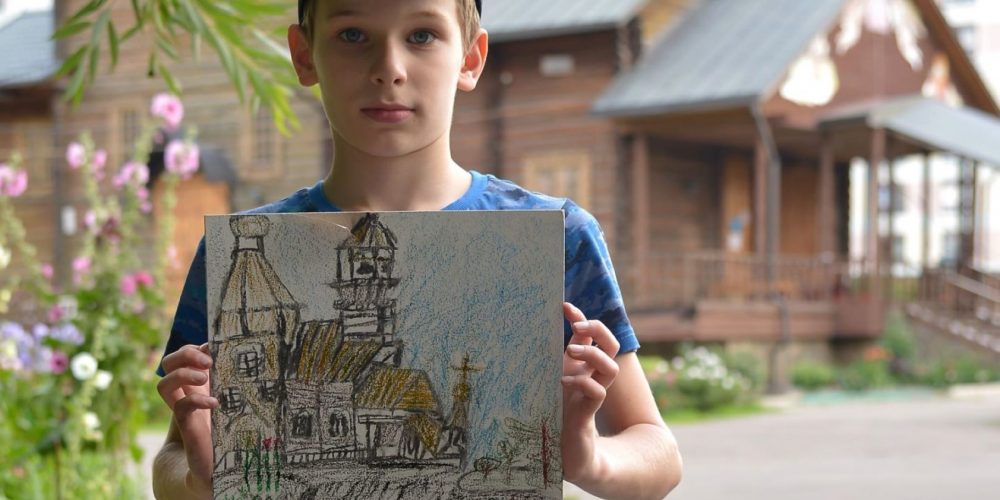 В храме иконы Божией Матери «Троеручица» прошел пленэр «Рисуем храм «Троеручицы».
