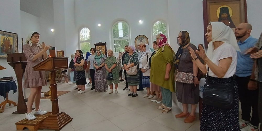 Слабослышащие гости из Москвы помолились в тверском храме иконы Богородицы «Неупиваемая Чаша»