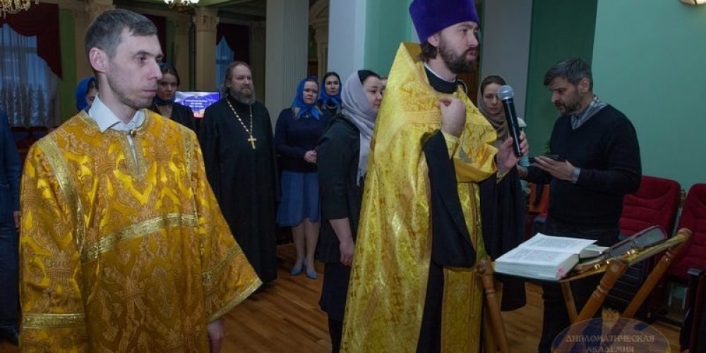 На месте храма в МИД России был послужен молебен.