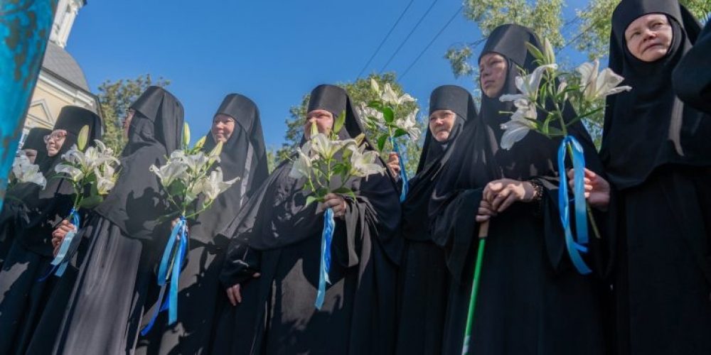 Осквернивших часовню в Тверской области девочек пригласили в женский монастырь