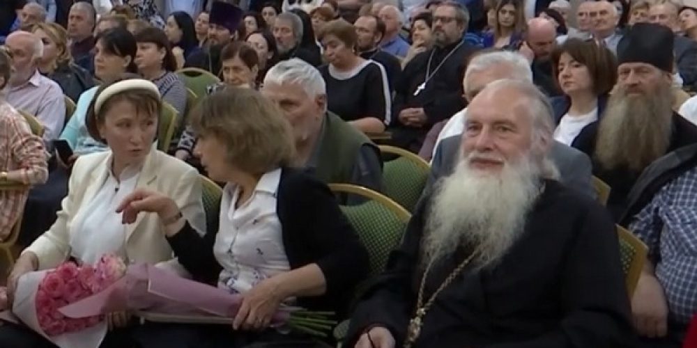 Библия переведена на осетинский язык.