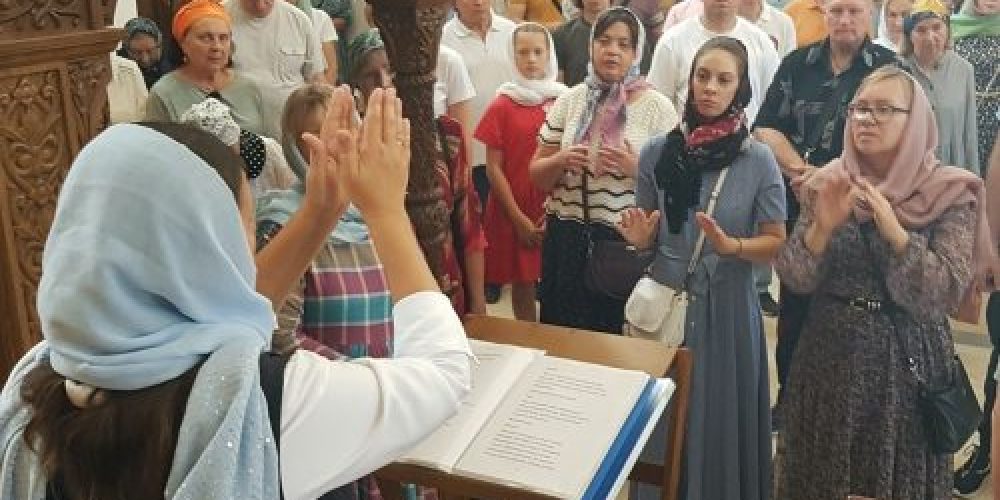 Расписание богослужений с переводом на жестовый язык
