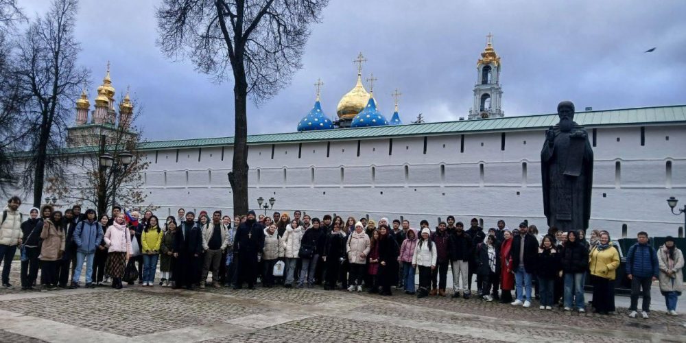 Иностранные студенты посетили Троице-Сергиеву лавру