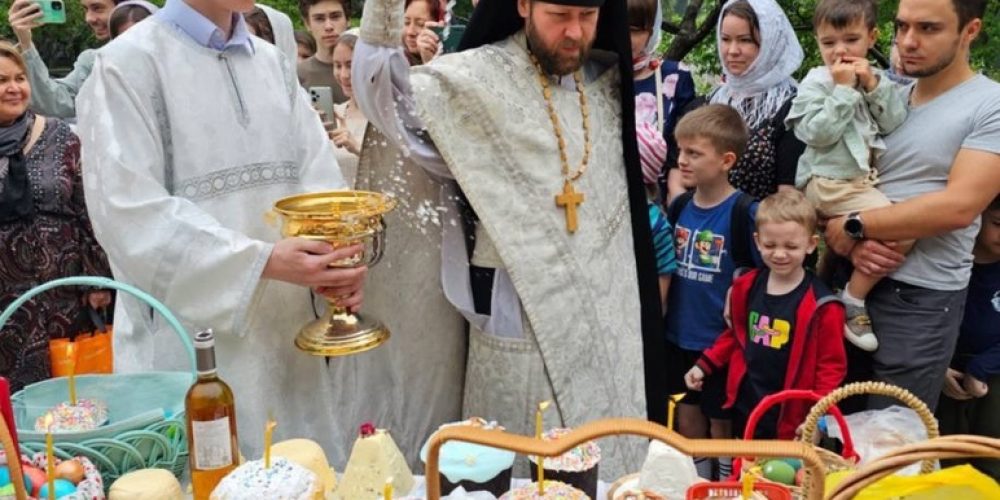 Пасхальное богослужение на территории Посольства России в Китае.