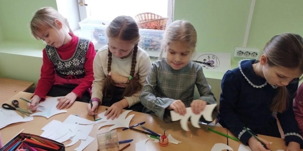 Учащиеся воскресной школы сделали открытки для солдат.