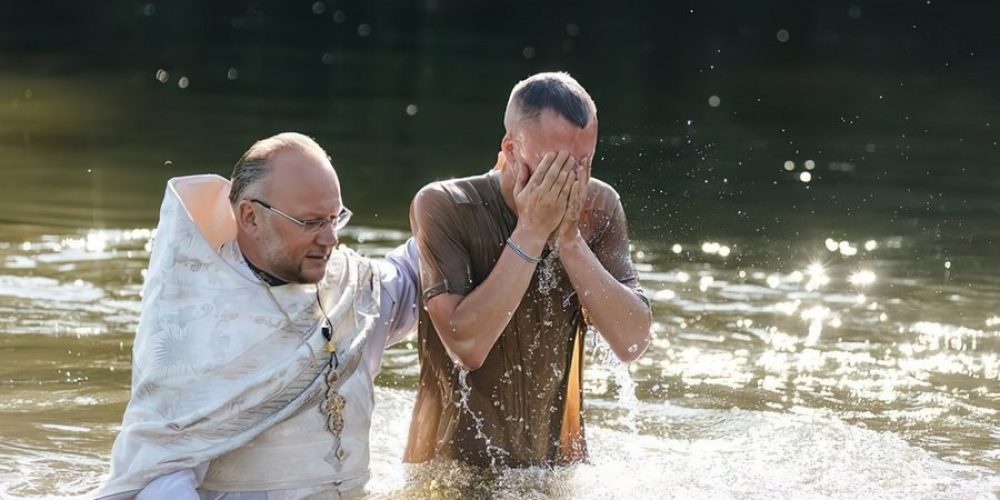 В Беларуси и Англии состоялись массовые крещения