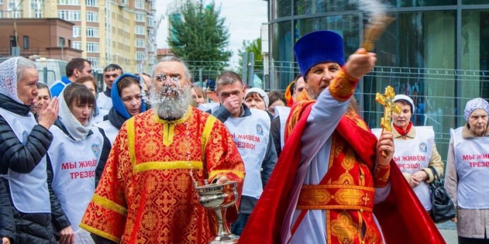 Сегодня в православных храмах вознесли особые прошения о зависимых от алкоголя и наркомании