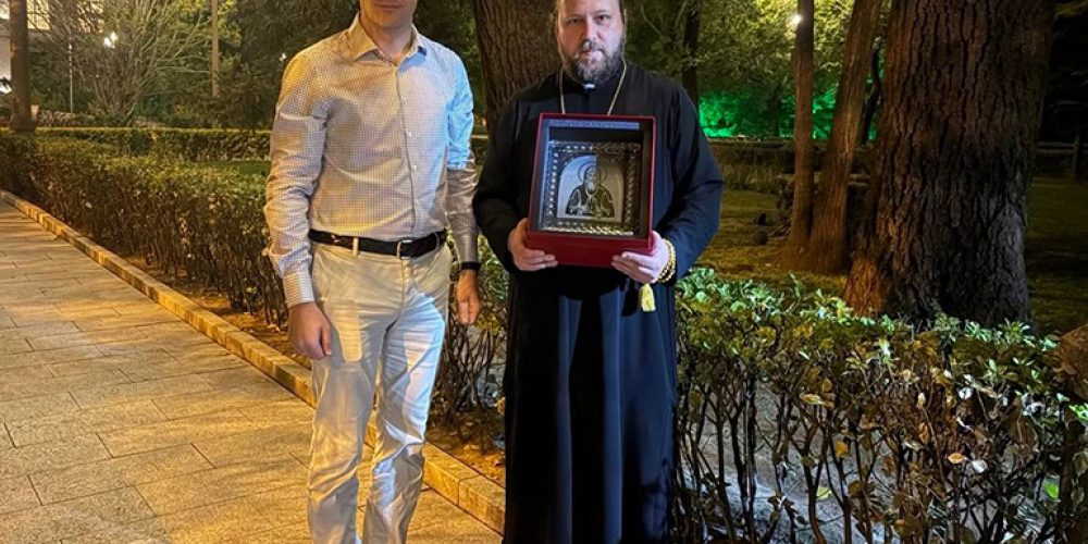 Православному храму Пекина передали хрустальную икону