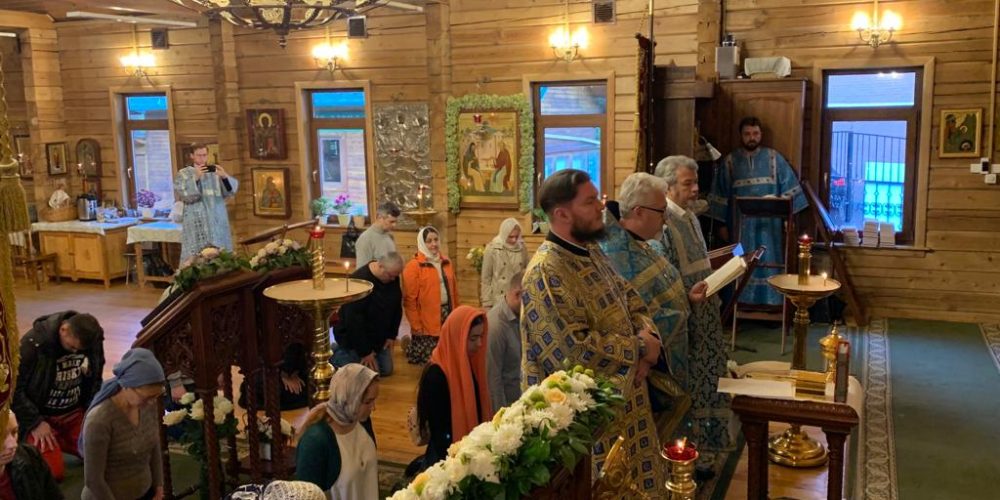 В лоно святого православию были приняты 29 человек