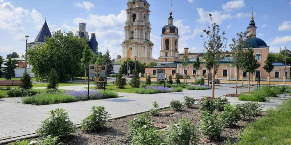 Художники-реставраторы Новоспасского монастыря Москвы проводят экскурсии по реставрируемым объектам обители