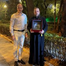 Православному храму Пекина передали хрустальную икону